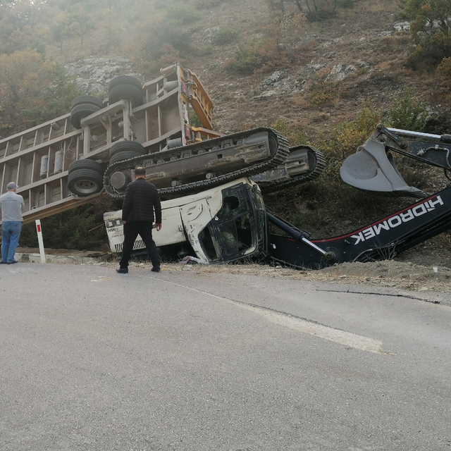 Çorum'da iş makinesi taşıyan tır devrildi, 2 kişi öldü