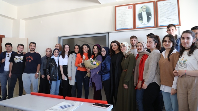 Üniversite öğrencilerinden Prof. Dr. Nazan Bekiroğlu'na ziyaret