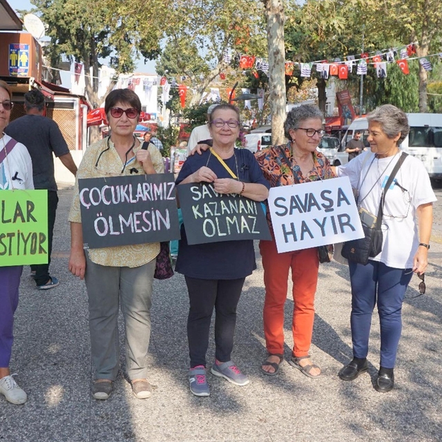 Foçalı kadınlardan yürüyüş ve sessiz İsrail protestosu
