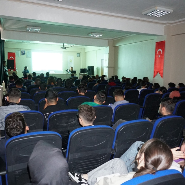 Bozkır'da üniversite öğrencilerine bağımlılıkla mücadele eğitimi verildi