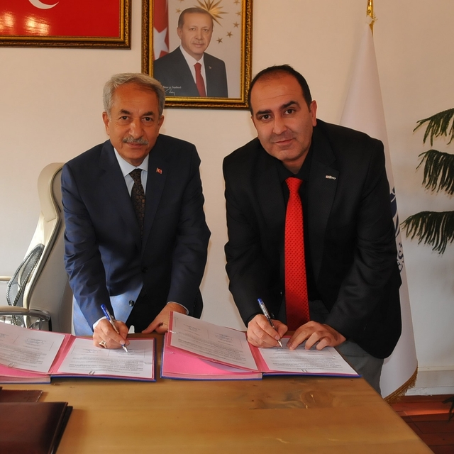 Akşehir Belediyesi kadrolu işçilerine 8 bin 77 lira zam yaptı