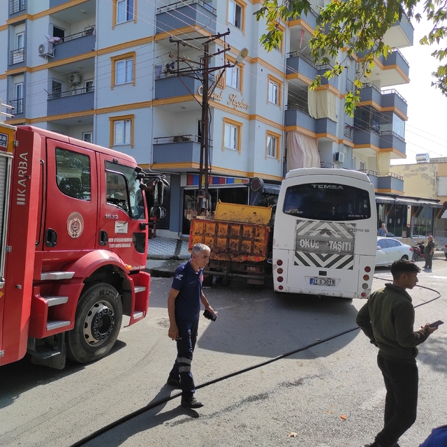 Hatay'da öğrenci servisi ile kamyonun çarpışması sonucu 1 kişi yaralandı