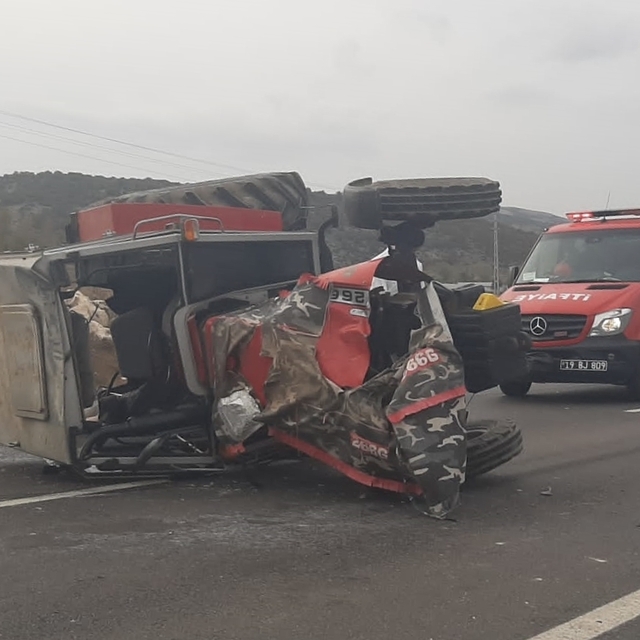 Çorum'da tır ile traktörün çarpıştığı kazada 2 kişi öldü