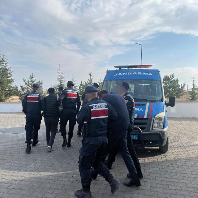 Kırıkkale'de aranan 3'ü hükümlü 5 kişi yakalandı