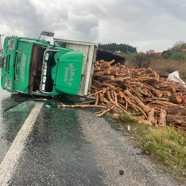 Yalova'da kontrolden çıkan kamyonun neden olduğu zincirleme trafik kazasınd...