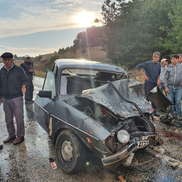 Manisa'da minibüsle otomobilin çarpışması sonucu 7 kişi yaralandı