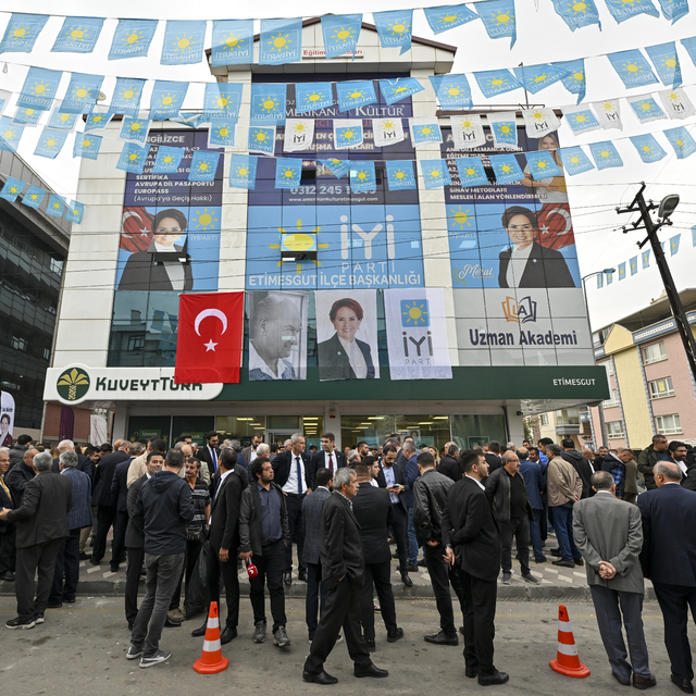 Akşener, partisinin Etimesgut İlçe Başkanlığı yeni hizmet binasının açılışı...