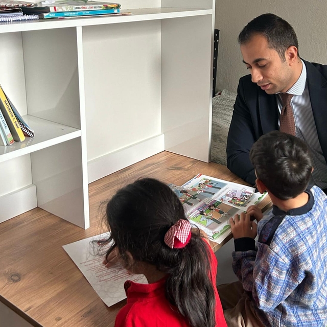 Sarıoğlan'da öğrencilere masa dağıtımına başlandı