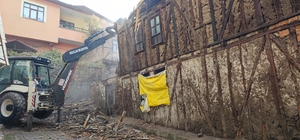 Oğuzlar'da metruk evlerin yıkım çalışmaları sürüyor