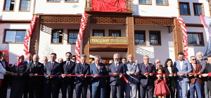 Manisa'da yapımı tamamlanan 100. Yıl Meydanı ile yeni belediye binası hizme...