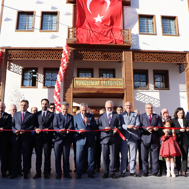 Manisa'da yapımı tamamlanan 100. Yıl Meydanı ile yeni belediye binası hizme...