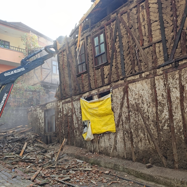 Oğuzlar'da metruk evlerin yıkım çalışmaları sürüyor