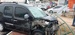 Bilecik'te minibüs ile hafif ticari aracın çarpıştığı kazada bir kişi yaral...