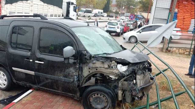 Bilecik'te minibüs ile hafif ticari aracın çarpıştığı kazada bir kişi yaralandı