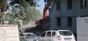 Hatay'da depremlerde hasar alan kaymakamlık binası kontrollü yıkıldı