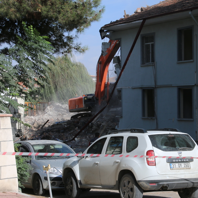 Hatay'da depremlerde hasar alan kaymakamlık binası kontrollü yıkıldı