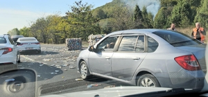 TEM'de, TIR'dan düşen geri dönüşüm malzemeleri ulaşımı aksattı