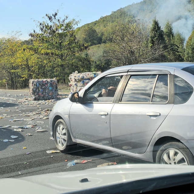 TEM'de, TIR'dan düşen geri dönüşüm malzemeleri ulaşımı aksattı