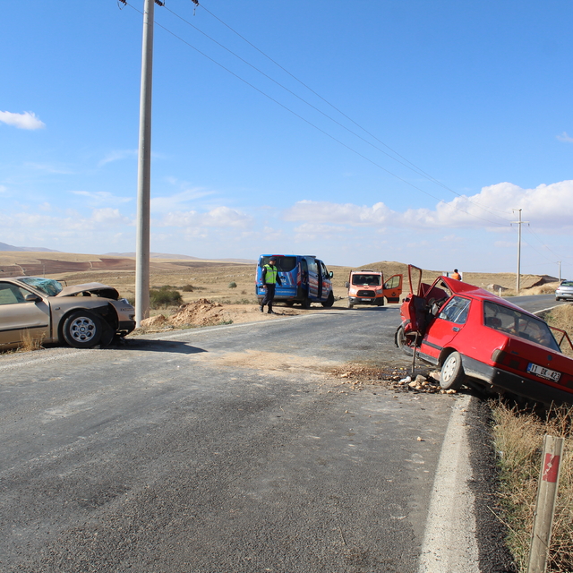 Konya'da 2 otomobilin çarpıştığı kazada 1 kişi öldü, 4 kişi yaralandı