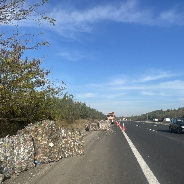 Anadolu Otoyolu'nun Düzce geçişinde tırın dorsesinden yola dökülen atık mal...