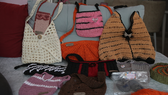 Tokatlı kadın girişimci rafya ipinden çanta örüyor