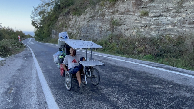 İtalyan gezgin bisikletle dünya turu yapıyor