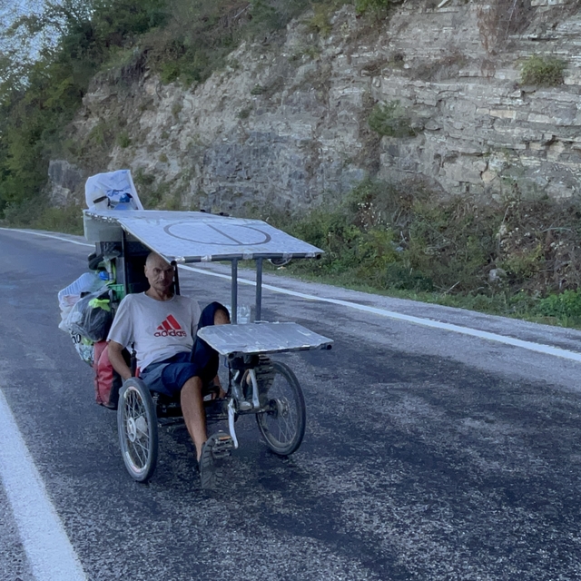 İtalyan gezgin bisikletle dünya turu yapıyor