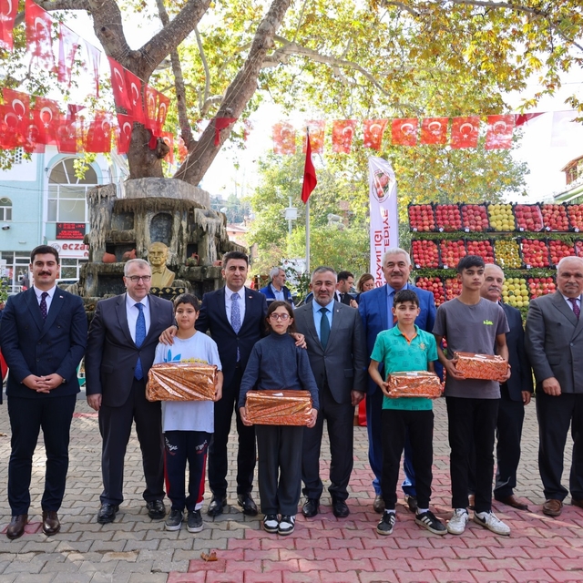 İnhisar'daki hasat şenliğinde nar dizme ve nar suyu sıkma yarışmaları yapıl...