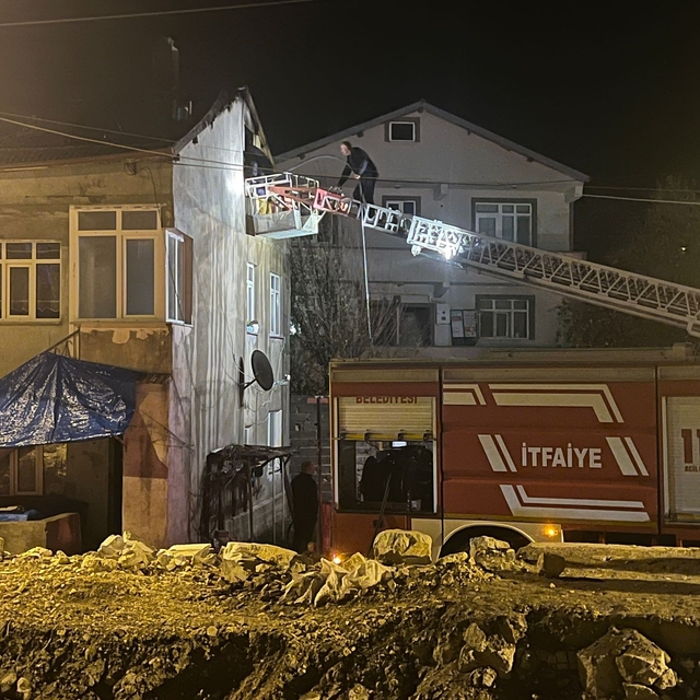Ladik'te çatı yangını hasara yol açtı