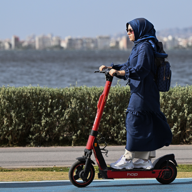 İzmir'de hava sıcaklığı 30,2 dereceyle son 64 yılın en yüksek kasım değerin...