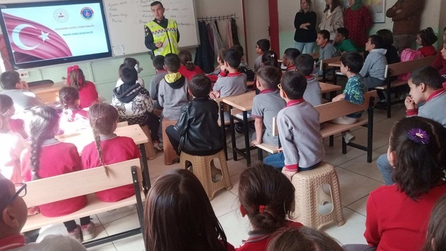 Amasya'da jandarmadan öğrencilere trafik eğitimi