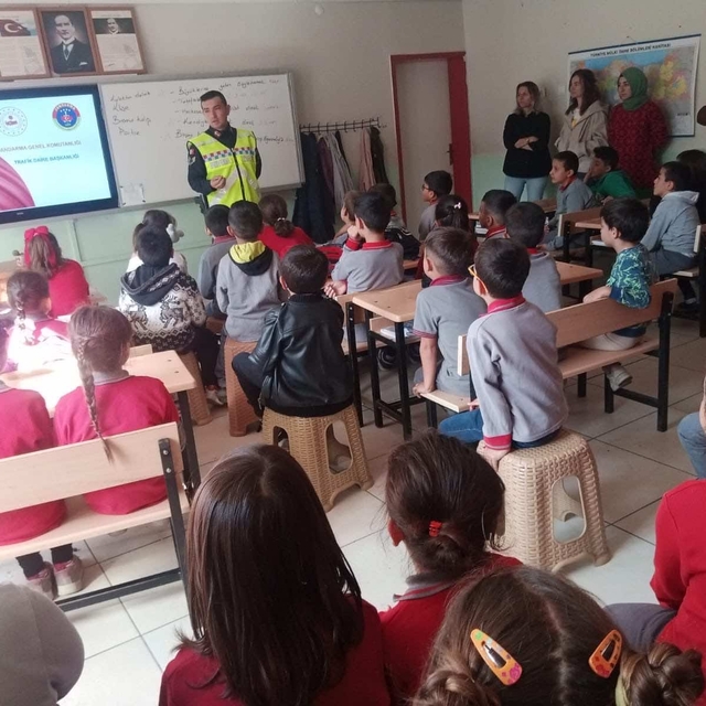 Amasya'da jandarmadan öğrencilere trafik eğitimi