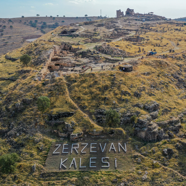 Diyarbakır'daki Zerzevan Kalesi'nde 1900 yıllık Mithras Tapınağı'nın anıtsa...