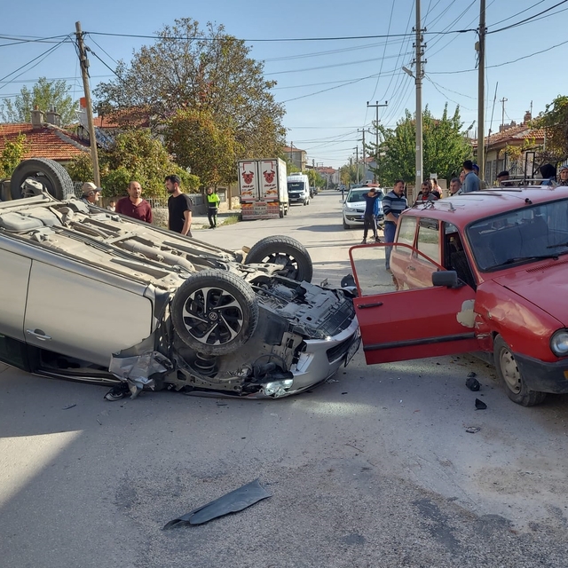 Afyonkarahisar'da devrilen otomobildeki 3 kişi yaralandı
