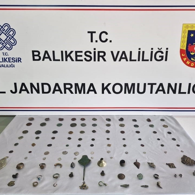 Balıkesir'de 135 parça tarihi eser ele geçirildi, bir zanlı gözaltına alınd...