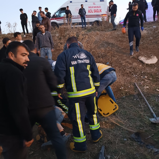 Van'da devrilen hafif ticari araçtaki 4 kişi yaralandı