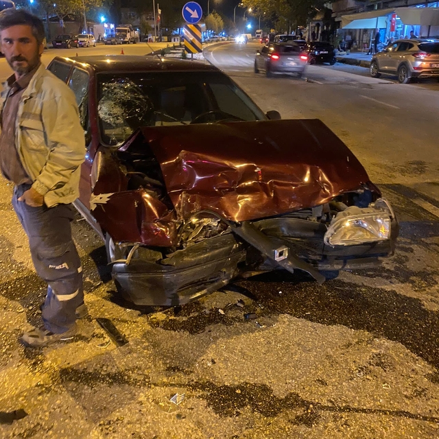 Bilecik'te hafif ticari araç ile otomobilin çarpıştığı kazada 4 kişi yarala...