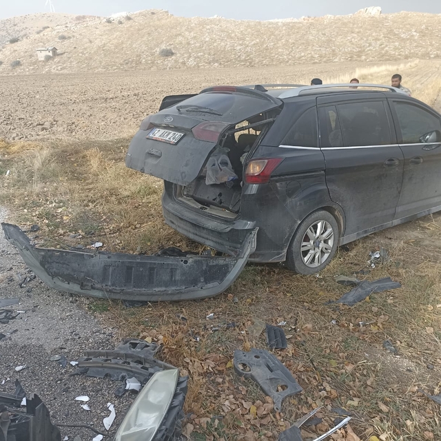 Afyonkarahisar'da iki otomobilin çarpıştığı kazada 8 kişi yaralandı