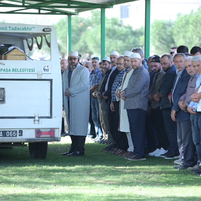 Bursa'da öldürülen anne ve 2 çocuğunun cenazeleri defnedildi