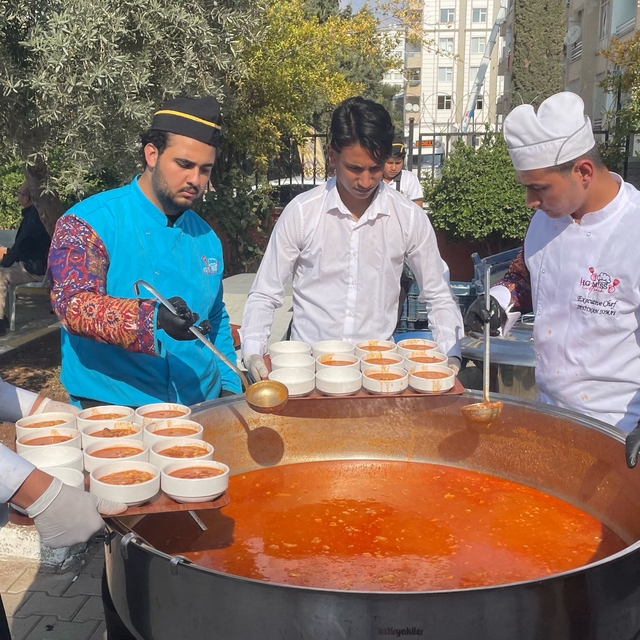 Şanlıurfa'da 10 bin kişiye kuru fasulye ve pilav ikram edildi