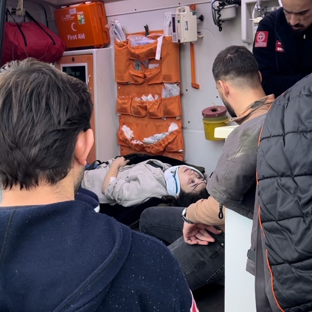 Kütahya'da sahipsiz köpeklerin kovalaması sonucu kaza yapan motosikletteki...