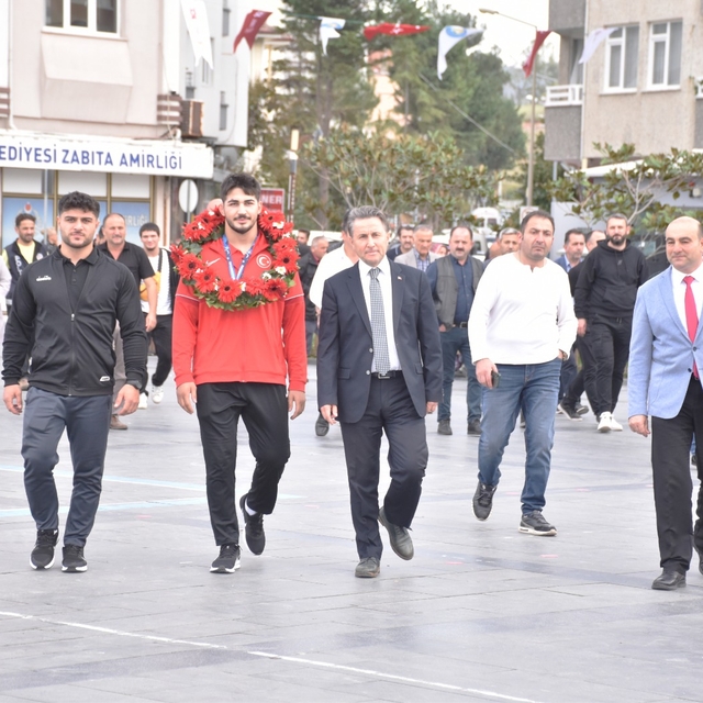 Güreşte Dünya 2. olan Mustafa Olgun Yakakent'te törenle karşılandı
