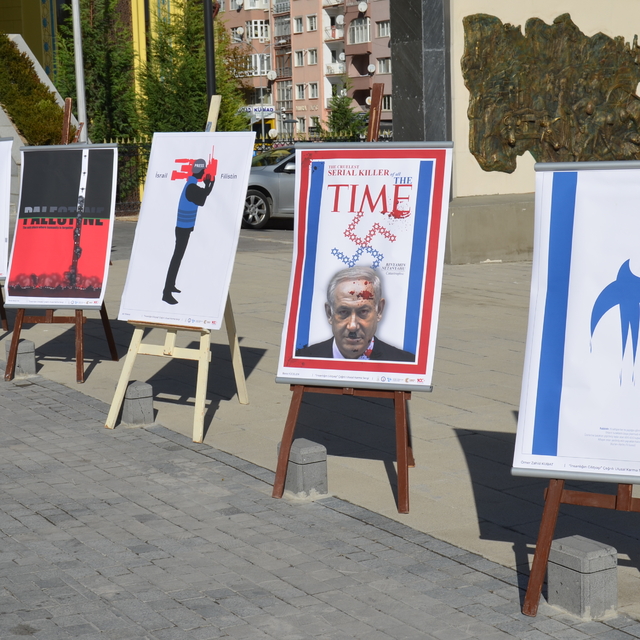 Kütahya'da "İnsanlığın Gözyaşı Filistin İçin Çağrılı Afiş Sergisi" düzenlen...