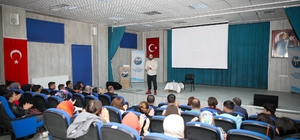 Yazar Uğur Batı, Hakkari'de eğitimcilerle söyleşi yaptı