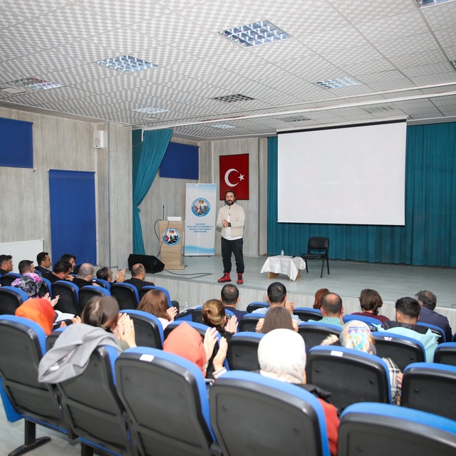 Yazar Uğur Batı, Hakkari'de eğitimcilerle söyleşi yaptı