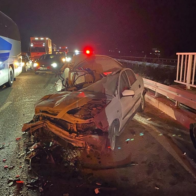 Balıkesir'de kaza yapan tırlara çarpmamak için şerit değiştiren tır otomobi...
