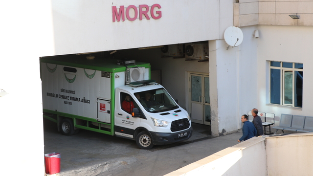 Siirt'te devrilen otomobilde çıkan yangında ölen anne ve 5 çocuğunun cenazesi defnedildi