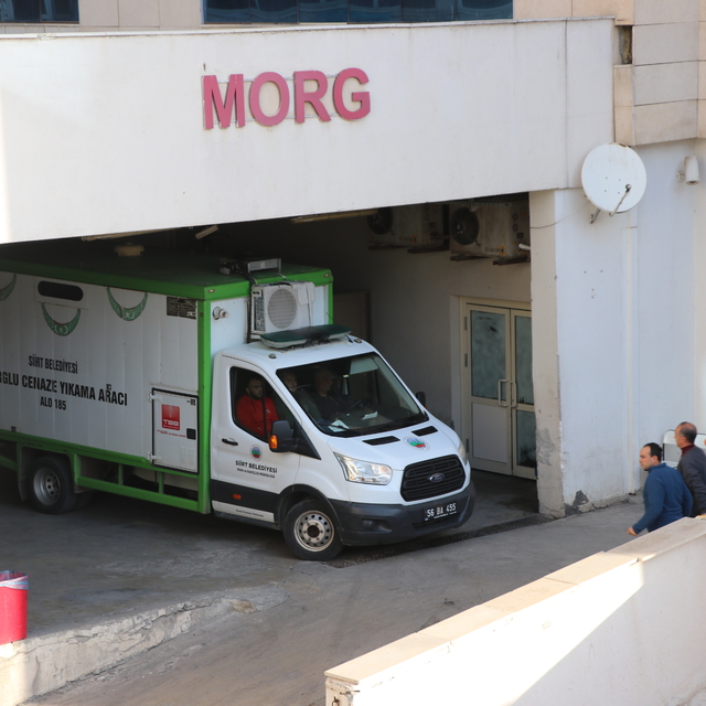 Siirt'te devrilen otomobilde çıkan yangında ölen anne ve 5 çocuğunun cenaze...