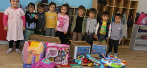 Aksaray'da anaokulu öğrencilerinden engelli öğrencilere oyuncak desteği
