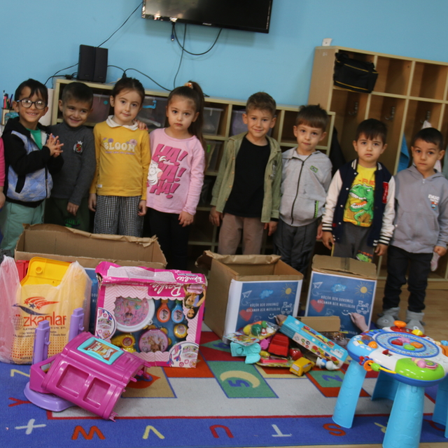 Aksaray'da anaokulu öğrencilerinden engelli öğrencilere oyuncak desteği